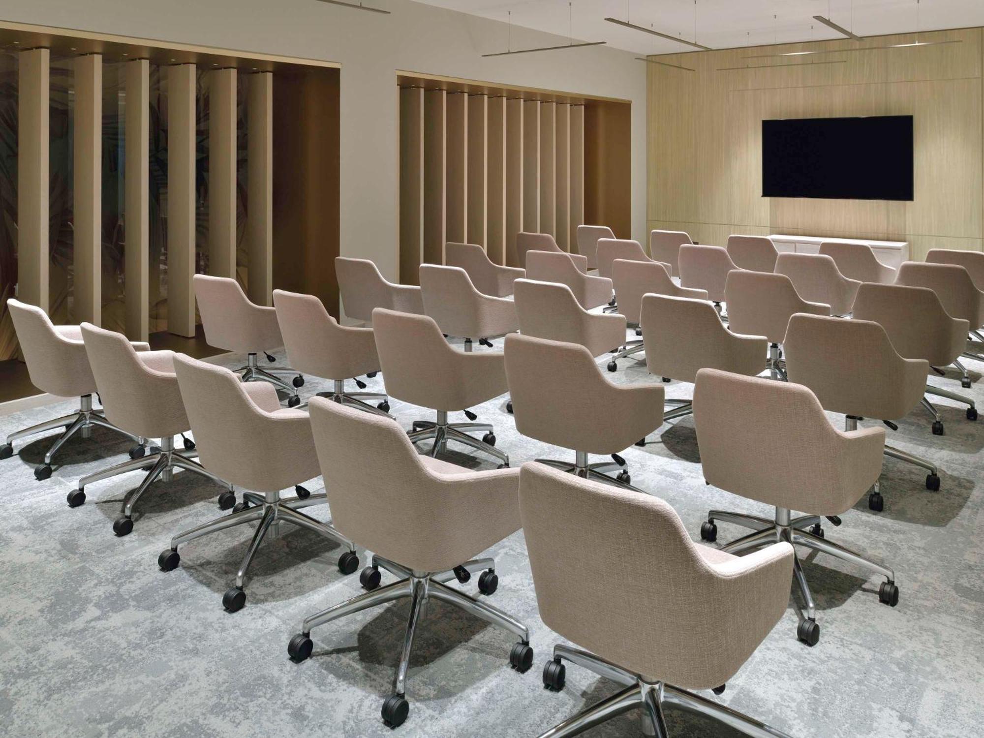 Moevenpick Hotel Tahlia Jeddah Exterior photo The Westin Meeting Room