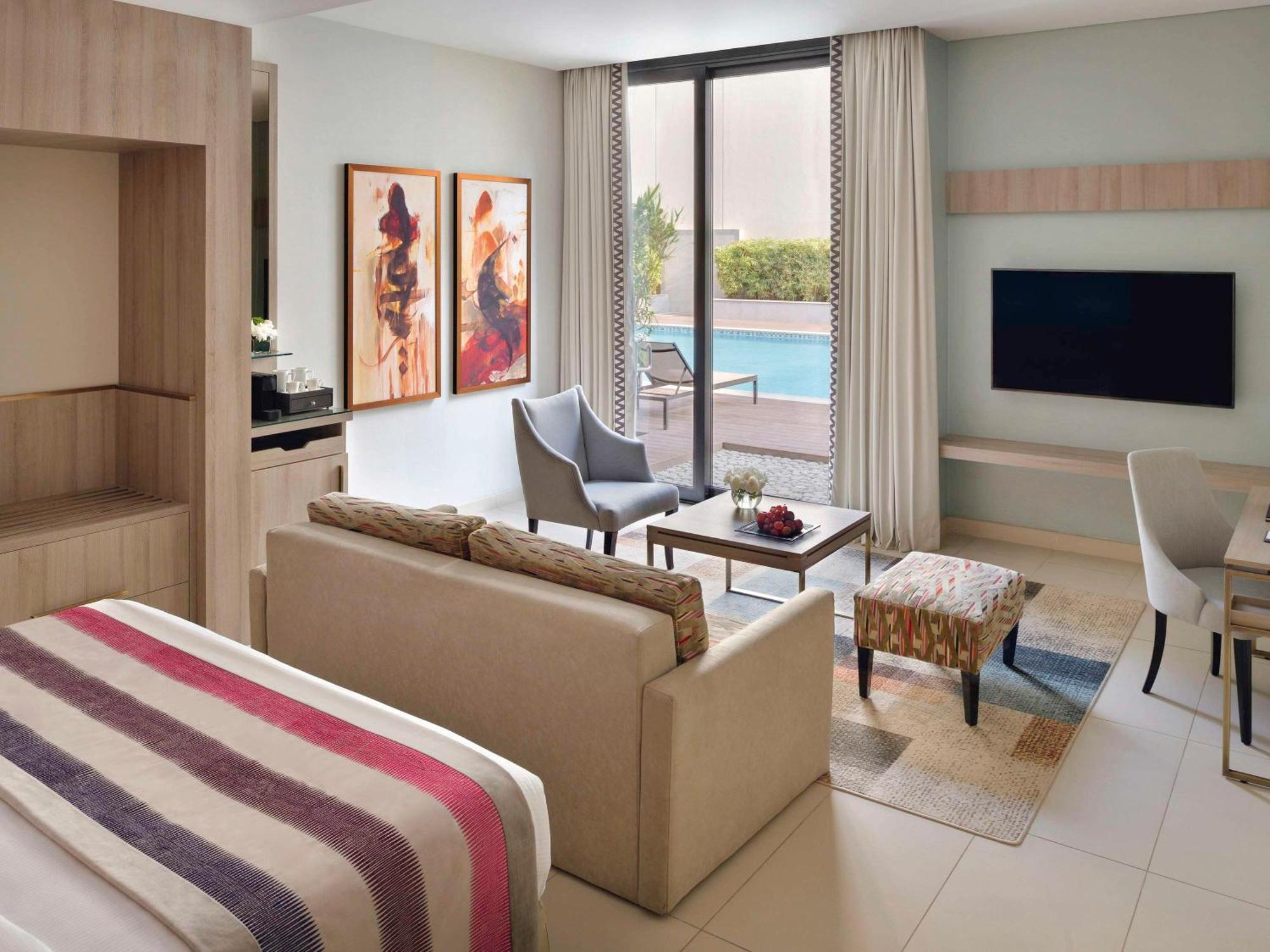 Moevenpick Hotel Tahlia Jeddah Exterior photo A suite at the hotel