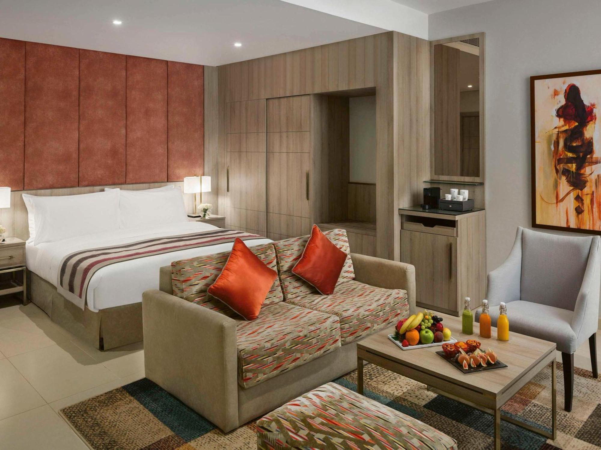 Moevenpick Hotel Tahlia Jeddah Exterior photo A room at the hotel