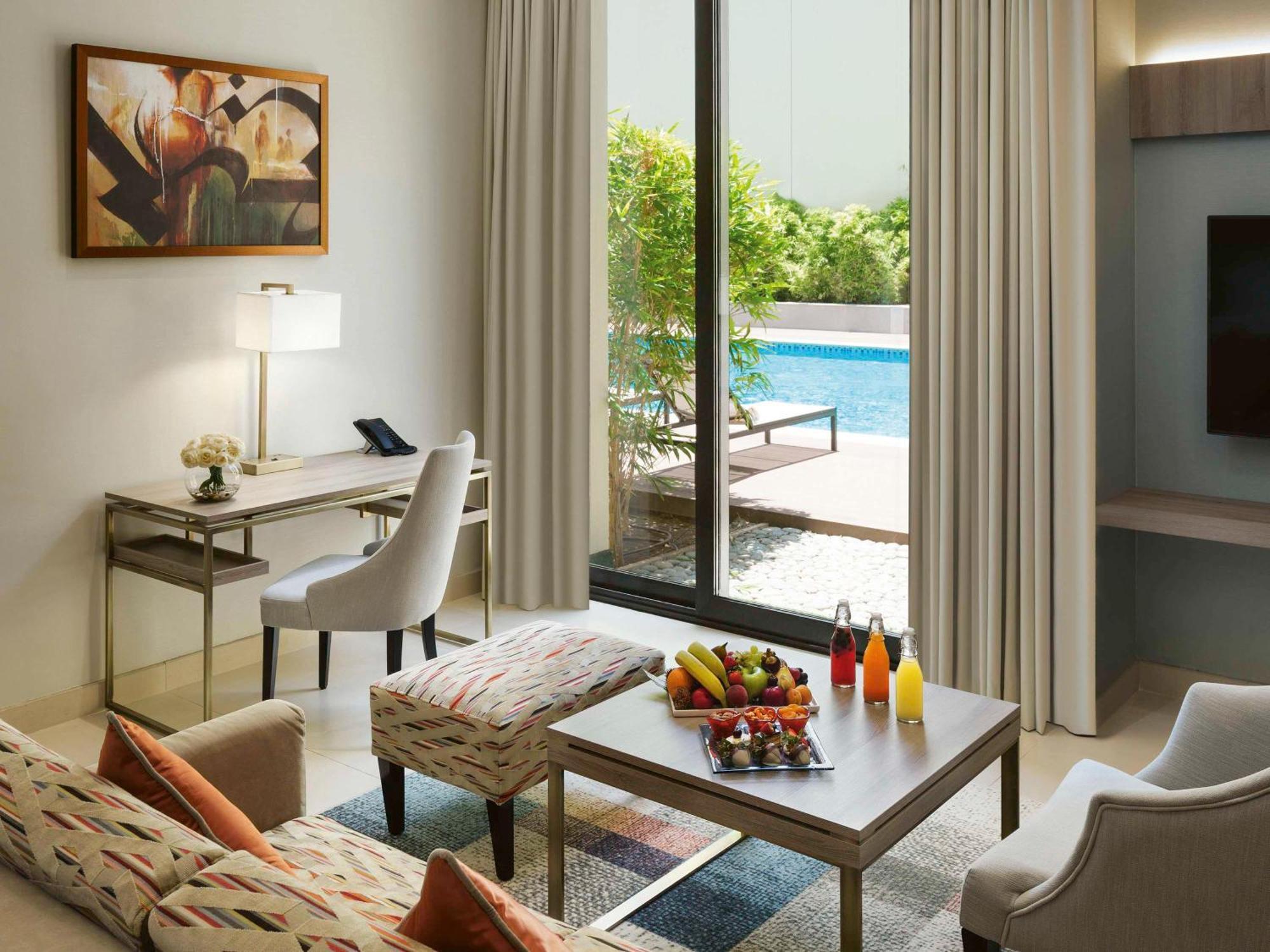 Moevenpick Hotel Tahlia Jeddah Exterior photo A room at the hotel