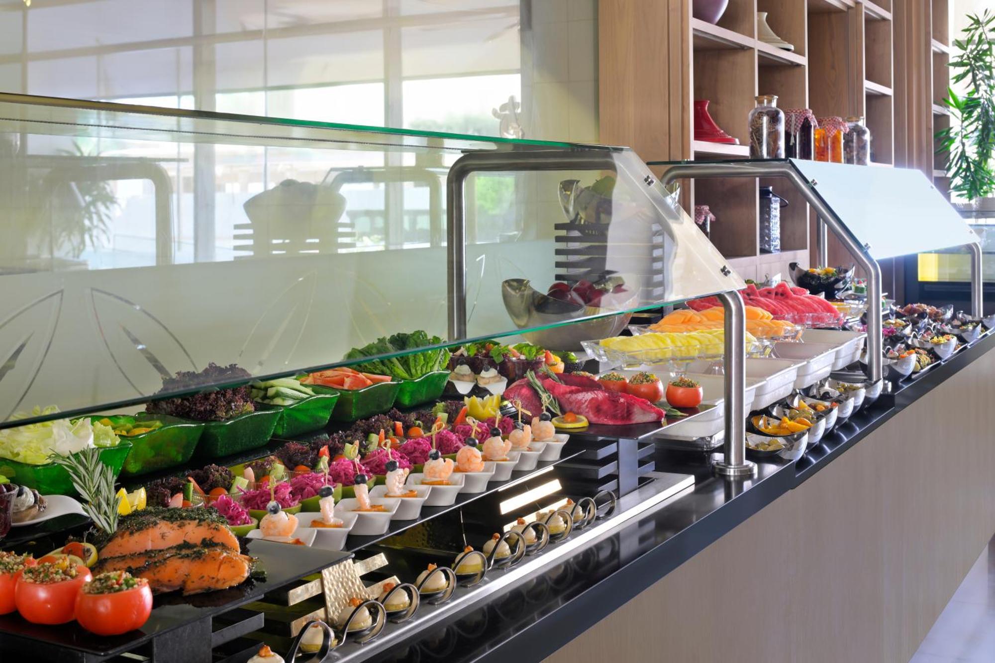 Moevenpick Hotel Tahlia Jeddah Exterior photo A salad bar