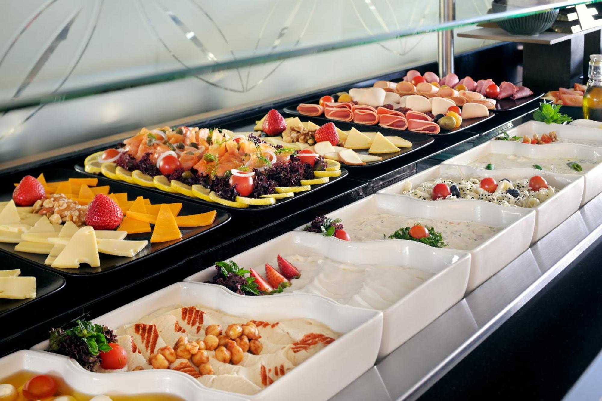 Moevenpick Hotel Tahlia Jeddah Exterior photo A buffet