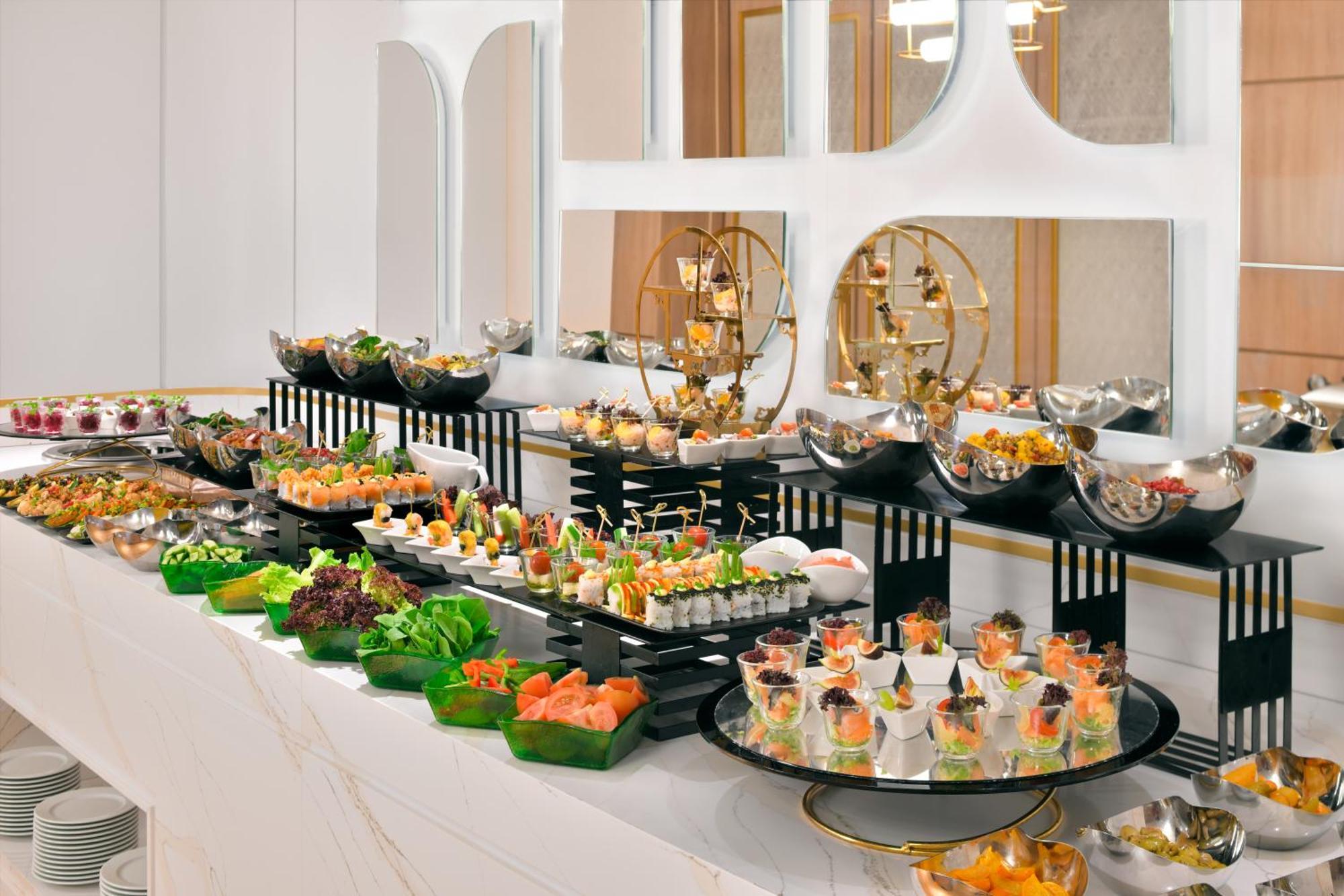 Moevenpick Hotel Tahlia Jeddah Exterior photo A buffet