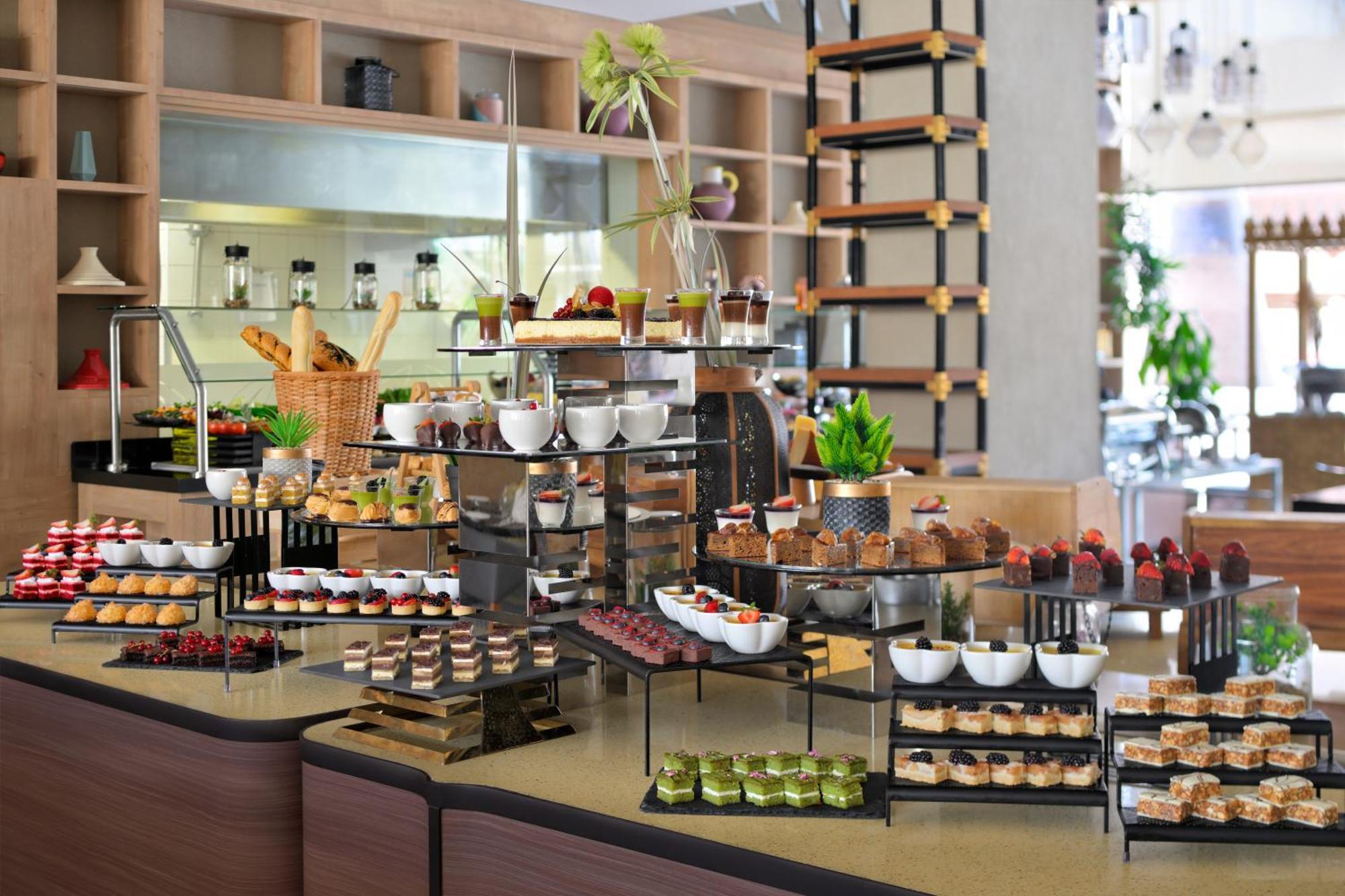 Moevenpick Hotel Tahlia Jeddah Exterior photo A dessert buffet
