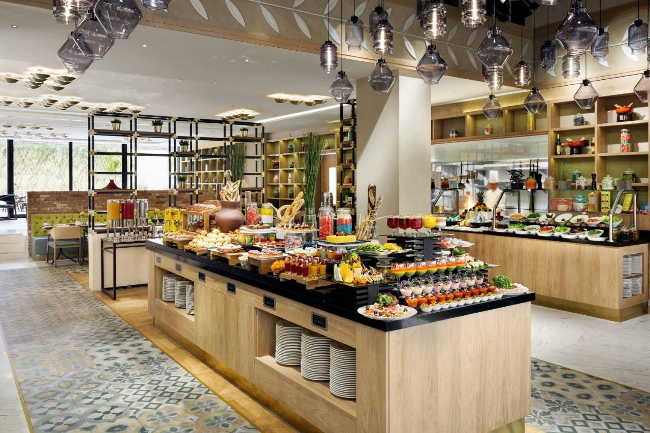 Moevenpick Hotel Tahlia Jeddah Exterior photo The buffet at the hotel
